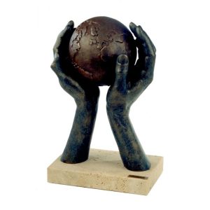 ESCULTURA MANOS CON MUNDO. GRABACIÓN GRATIS.
