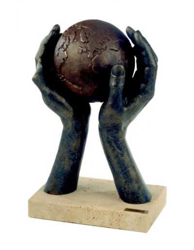 ESCULTURA MANOS CON MUNDO. GRABACIÓN GRATIS.