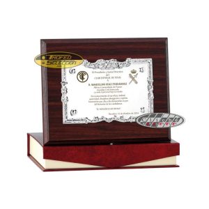 PLACA DE HOMENAJE DE ALPACA GRABADA. 3 TAM.