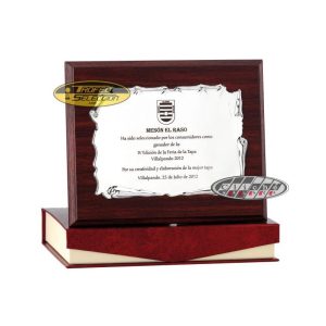 PLACA DE HOMENAJE DE ALPACA GRABADA. 3 TAM.