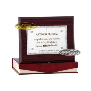 PLACA DE HOMENAJE DE ALPACA GRABADA. 3 TAM.