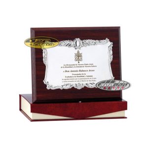 PLACA DE HOMENAJE DE ALPACA GRABADA. 1 TAM.