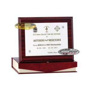 PLACA DE HOMENAJE DE ALPACA GRABADA. 3 TAM.