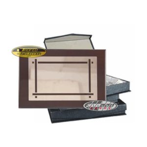 PLACA DE HOMENAJE DE ALPACA GRABADA. 3 TAM.