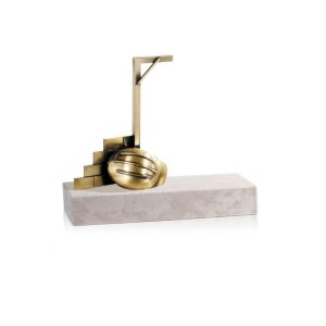 ESCULTURA TROFEO DE ALBAÑIL DE LATÓN. 3 TAM.