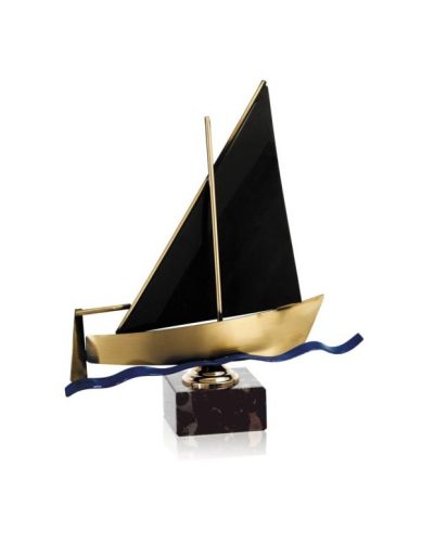 ESCULTURA TROFEO DE VELA LATINA DE LATÓN. 3 T.