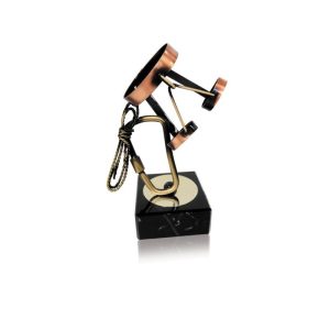 ESCULTURA TROFEO ESCALADA DE LATÓN. 3 T.