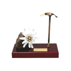 ESCULTURA TROFEO DE ALPINISMO DE LATÓN. 3 T.