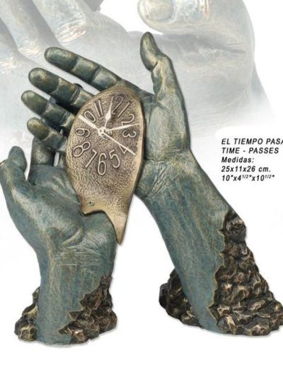 ESCULTURA MANOS CON RELOJ EL TIEMPO PASA