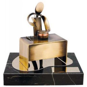 ESCULTURA TROFEO DE CARNICERO CHARCUTERO PARA REGALO