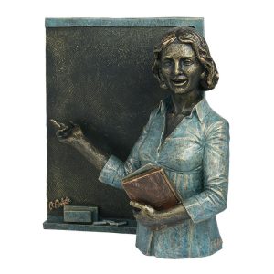 ESCULTURA PROFESORA CON PIZARRA. GRABACIÓN GRATIS.