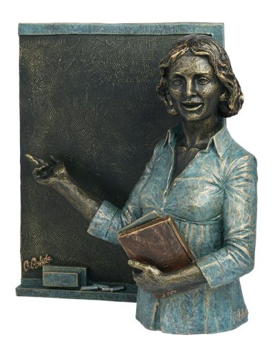 ESCULTURA PROFESORA CON PIZARRA. GRABACIÓN GRATIS.