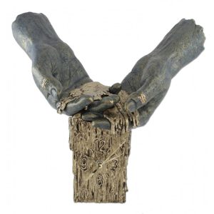 ESCULTURA MANOS CON RELOJ GRABACIÓN GRATIS.