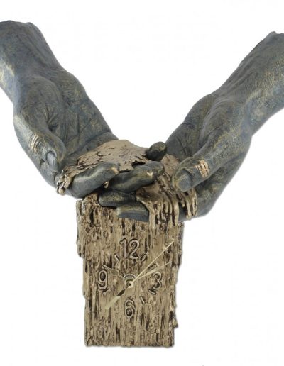 ESCULTURA MANOS CON RELOJ GRABACIÓN GRATIS.