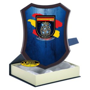 METOPA DE MADERA C/ PLACA PERSONALIZADA A COLOR - CNP BRIGADA DE INFORMACIÓN